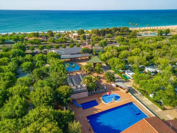 Vue d'ensemble de la piscine et de la mer au Roan camping Caballo de Mar.