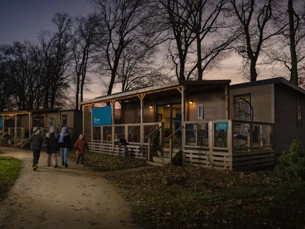 Des enfants se promènent devant les mobil-homes atmosphériques en hiver au camping Roan Marilla Parks Kaatsheuvel.