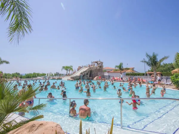 Vue d'ensemble de la piscine du camping Roan Alannia Els Prats.