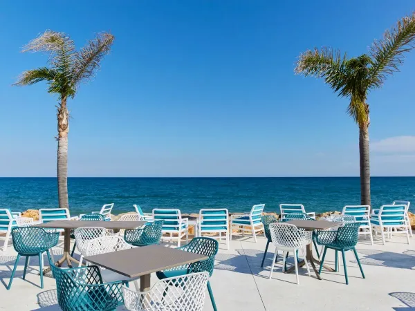 Une terrasse avec vue sur la mer au camping Roan Alannia Els Prats.