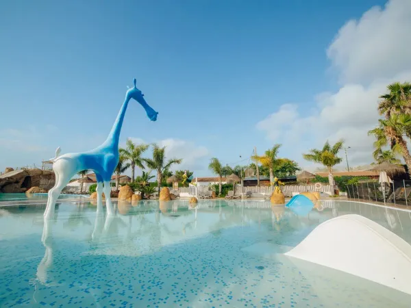 La piscine avec toboggans pour enfants du camping Roan Alannia Els Prats.