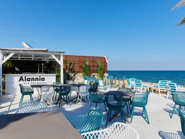 Le bar de la plage avec vue sur la mer au camping Roan Alannia Els Prats.
