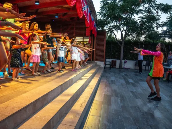 Des enfants qui dansent pendant l'animation au camping Roan Alannia Els Prats.