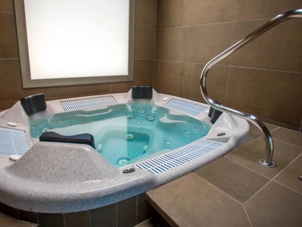 Le bain à remous du spa du camping Roan Alannia Els Prats.