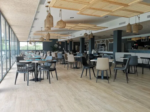 La partie intérieure du restaurant du camping Roan Alannia Els Prats.