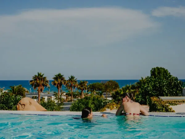 Vue sur la mer depuis la piscine du camping Roan Alannia Els Prats.