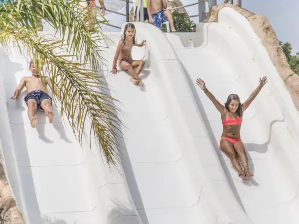 Enfants sur les toboggans du camping Roan Alannia Els Prats.