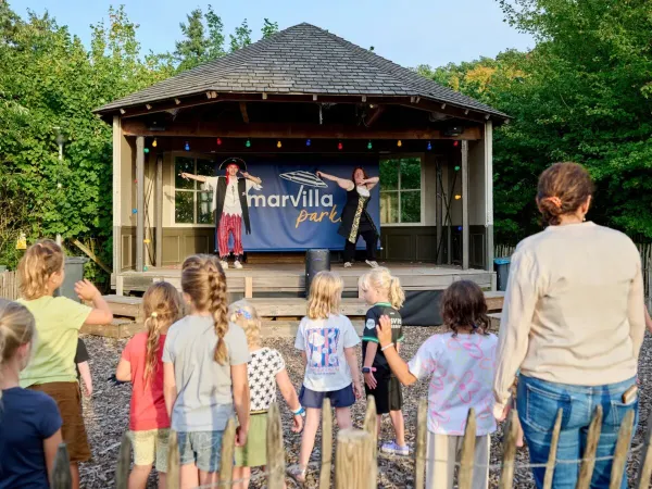 Spectacle avec les enfants sur la scène du camping Roan Marvilla Parks Kaatsheuvel.