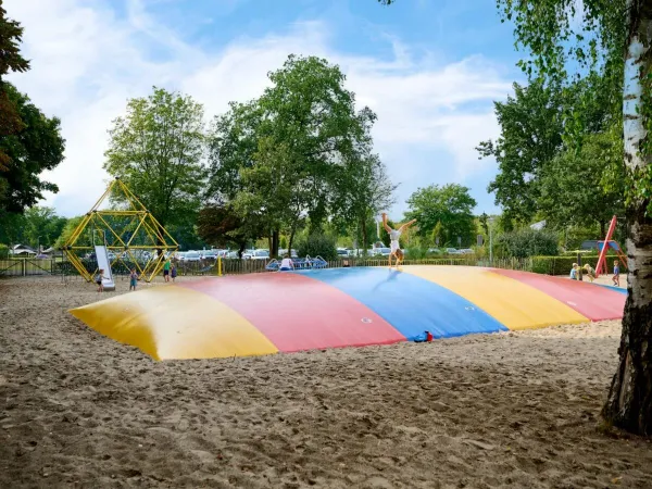 Faire des figures sur le trampoline au camping Roan Marvilla Parks Kaatsheuvel.