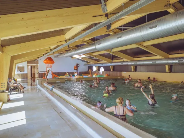 Piscine couverte chauffée au camping Roan Marvilla Parks Kaatsheuvel.