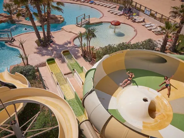 Plusieurs toboggans ludiques avec toboggan tornade au camping Roan Le Petit Mousse.