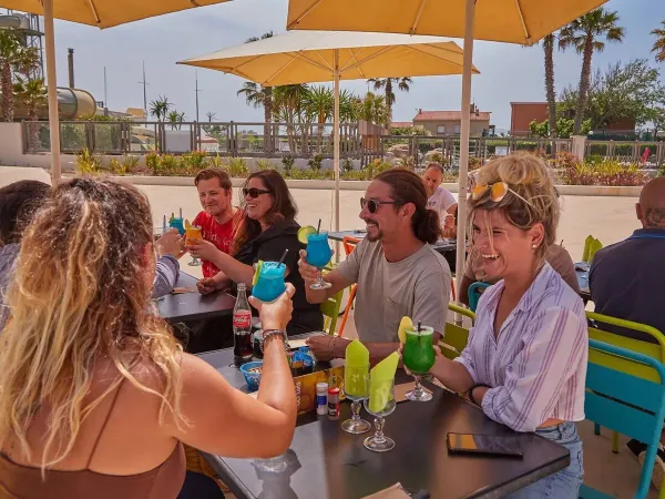 Toasts sur la terrasse du camping Roan Le Petit Mousse.