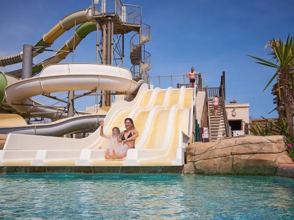 Les filles glissent sur le toboggan du camping de Roan Le Petit Mousse.