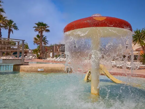 Pulvérisation de champignons dans la piscine pour enfants du camping Roan Le Petit Mousse.
