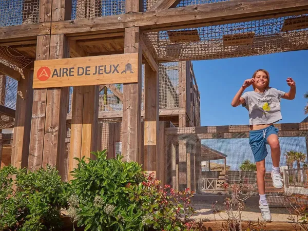 L'aire de jeux du camping Roan Le Petit Mousse.