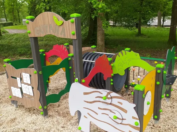 Une aire de jeux au camping Roan Le Lac des Vieilles Forges.