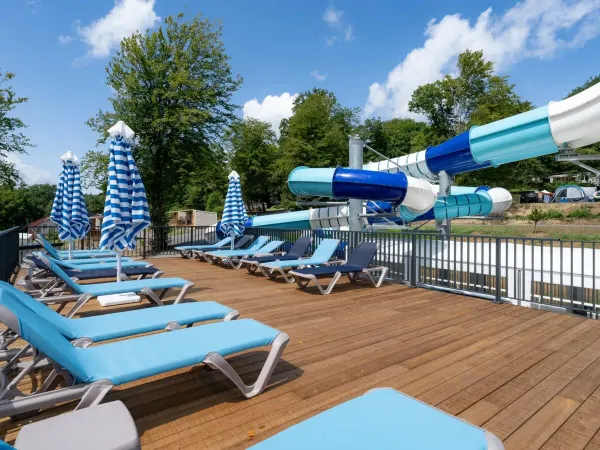 Le camping Roan Le Lac des Vieilles Forges dispose d'une terrasse ensoleillée et d'un toboggan.