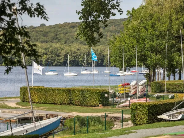 Sports nautiques sur le lac au camping Roan Le Lac des Vieilles Forges.