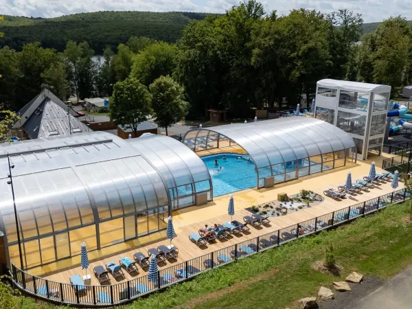 La piscine et les toboggans du Lac des Vieilles Forges.