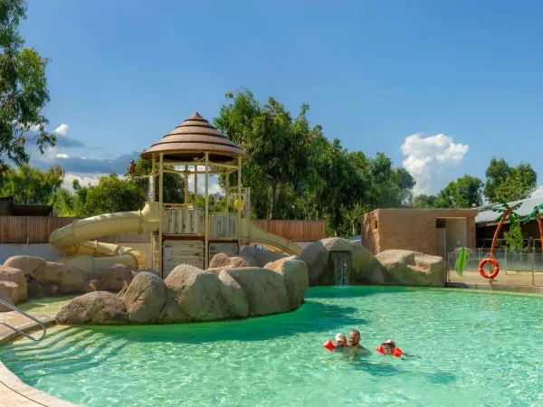 Père et enfants se baignent dans la piscine du camping Roan Arinella Bianca.