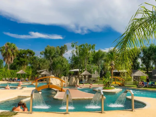 Des personnes s'amusent dans l'espace spa du camping Roan Arinella Bianca.