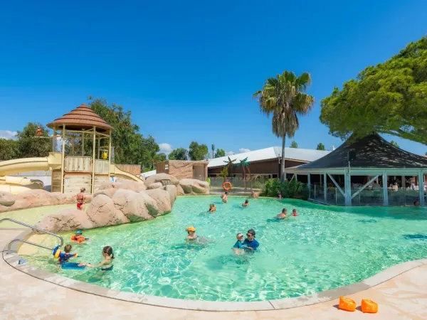 Une partie de la piscine du camping Roan Arinella Bianca.