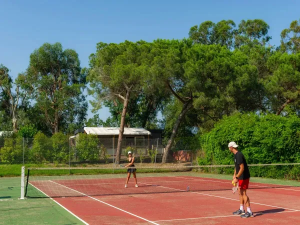 Le mari et la femme jouent au tennis au camping Roan Arinella Bianca.