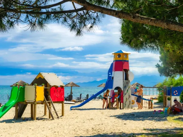 Aire de jeux sur la plage du camping Roan Arinella Bianca.