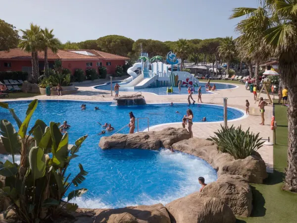 La piscine avec la section pour enfants du camping Roan Bella Terra.