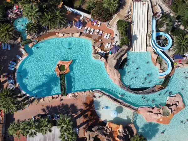 Vue de dessus de la piscine du camping Roan Les Sables d'Or.
