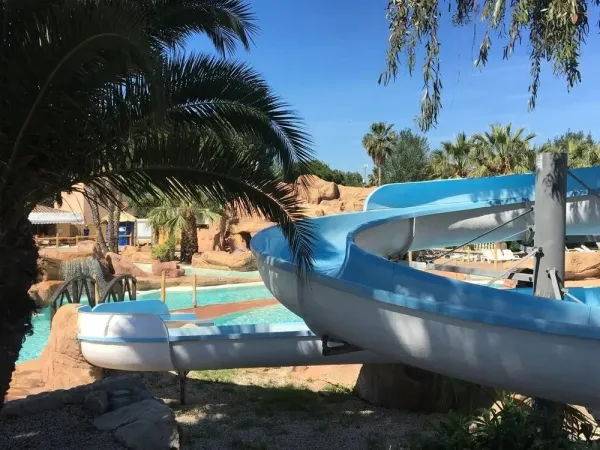 Joli toboggan dans la piscine du camping Roan Les Sables d'Or.