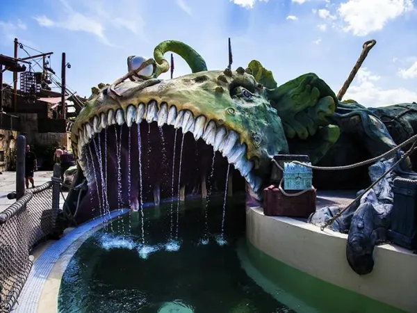 Rivière tranquille au camping Roan Les Sables d'Or.