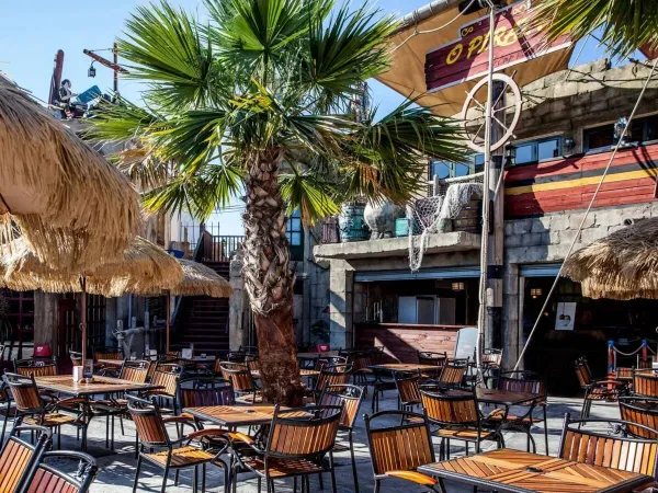 Terrasse d'ambiance au camping Roan Les Sables d'Or.