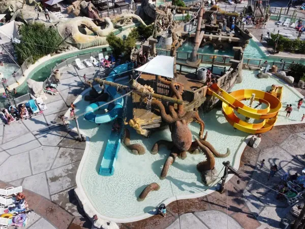 Terrain de jeu aquatique avec bateau pirate et toboggans au camping Roan Les Sables d'Or.