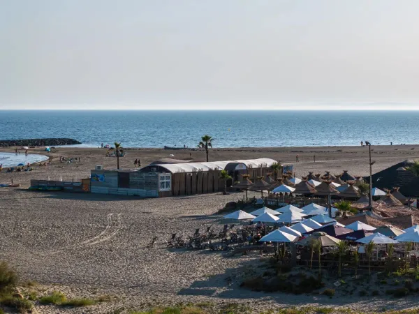 La plage avec bar du camping Roan Les Sables d'Or.