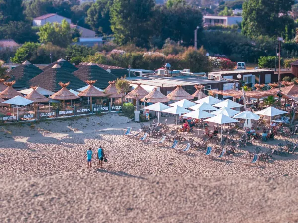 La plage avec parasols et chaises longues du camping Roan Les Sables d'Or.