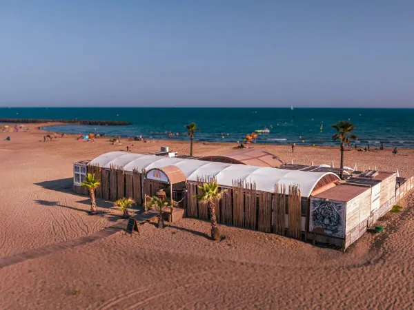 Vue d'ensemble de la plage et de la mer au camping Roan Les Sables d'Or.