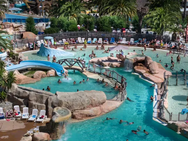 Les clients se baignent dans la piscine du camping Roan Les Sables d'Or.