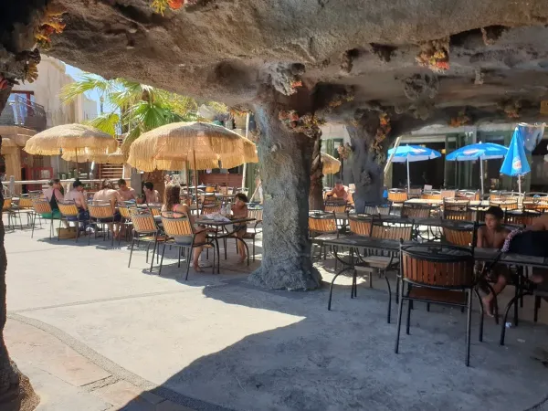 Terrasse confortable au camping Roan Les Sables d'Or.