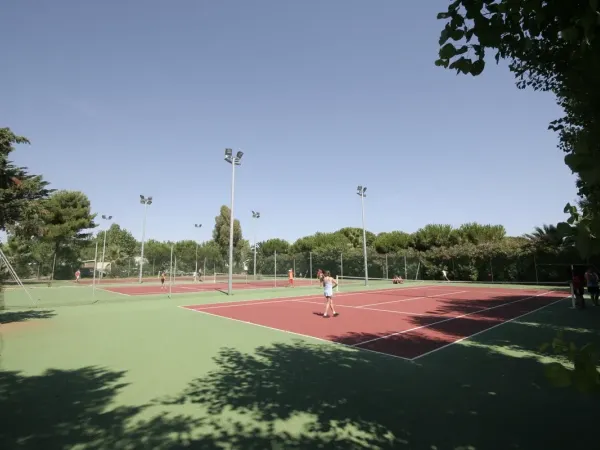 Terrains de tennis au camping Roan Les Sables d'Or.