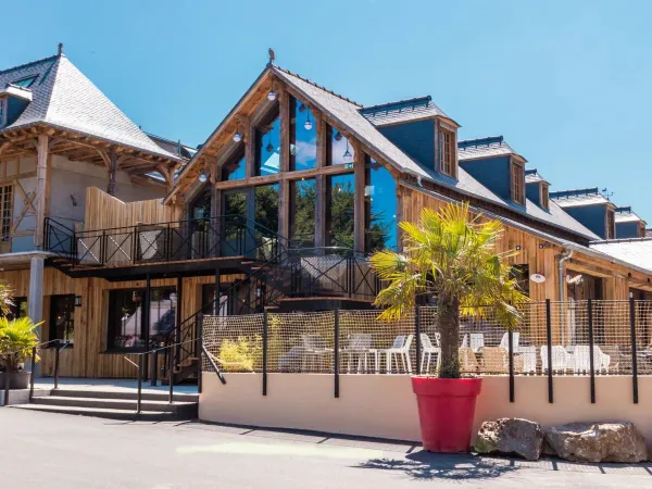 Restaurant avec terrasse ensoleillée au camping Roan Domaine des Ormes.