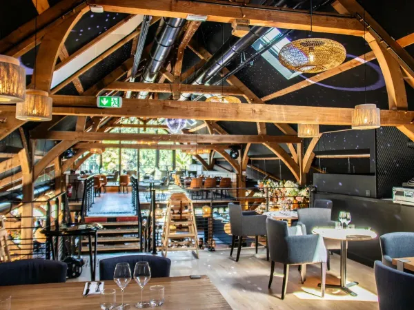 Etage supérieur du restaurant du camping Roan Domaine des Ormes.