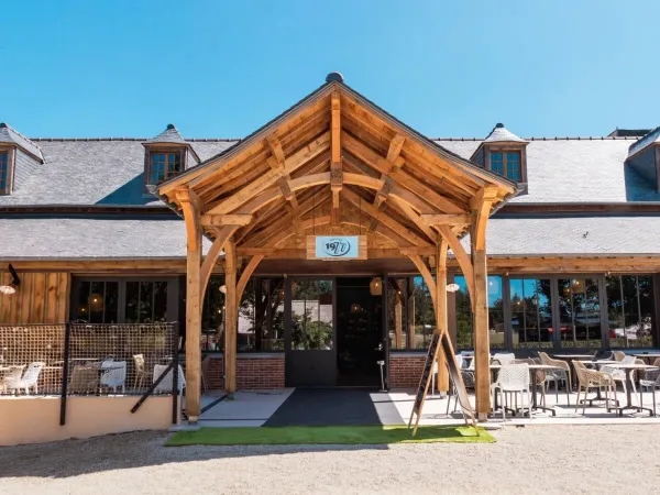 Entrée au restaurant 1977 du camping Roan Domaine des Ormes.