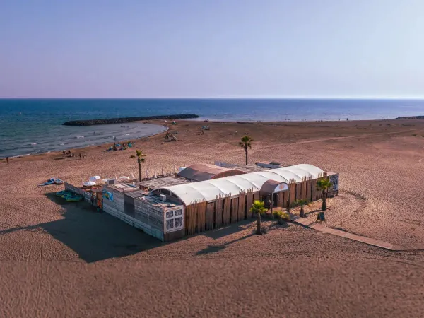 Plage et bar au camping Roan Les Sables d'Or.