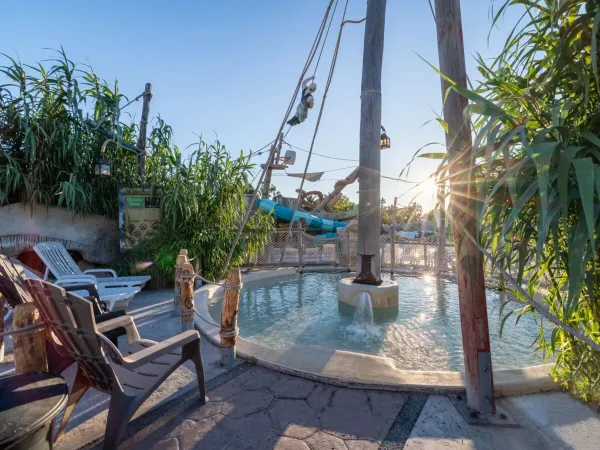 Piscine pour enfants avec chaises longues au camping Roan Les Sables d'Or.