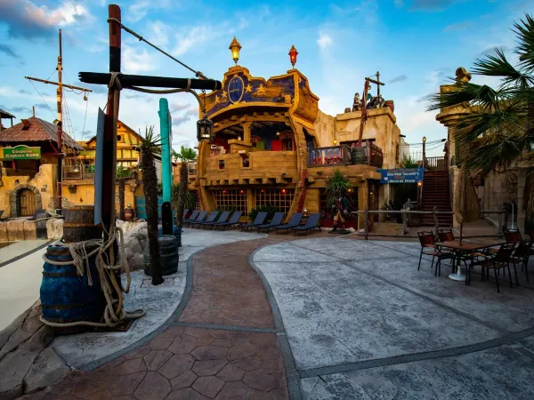 Thème pirate au bord de la piscine du camping Roan Les Sables d'Or.