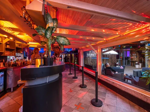 Le bar du camping Roan Domaine des Bans.