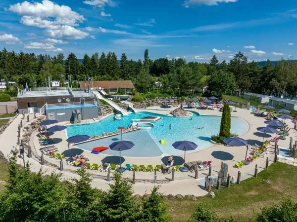 Piscine au camping Roan Domaine des Bans.