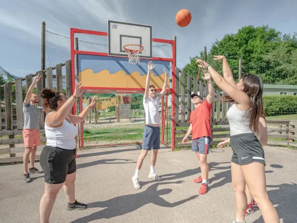 Espace multisports au camping du Domaine des Bans.