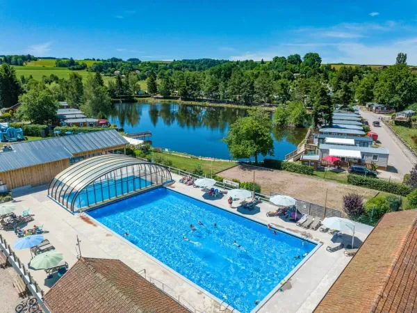 Piscine semi-olympique au camping Roan Domaine des Bans.